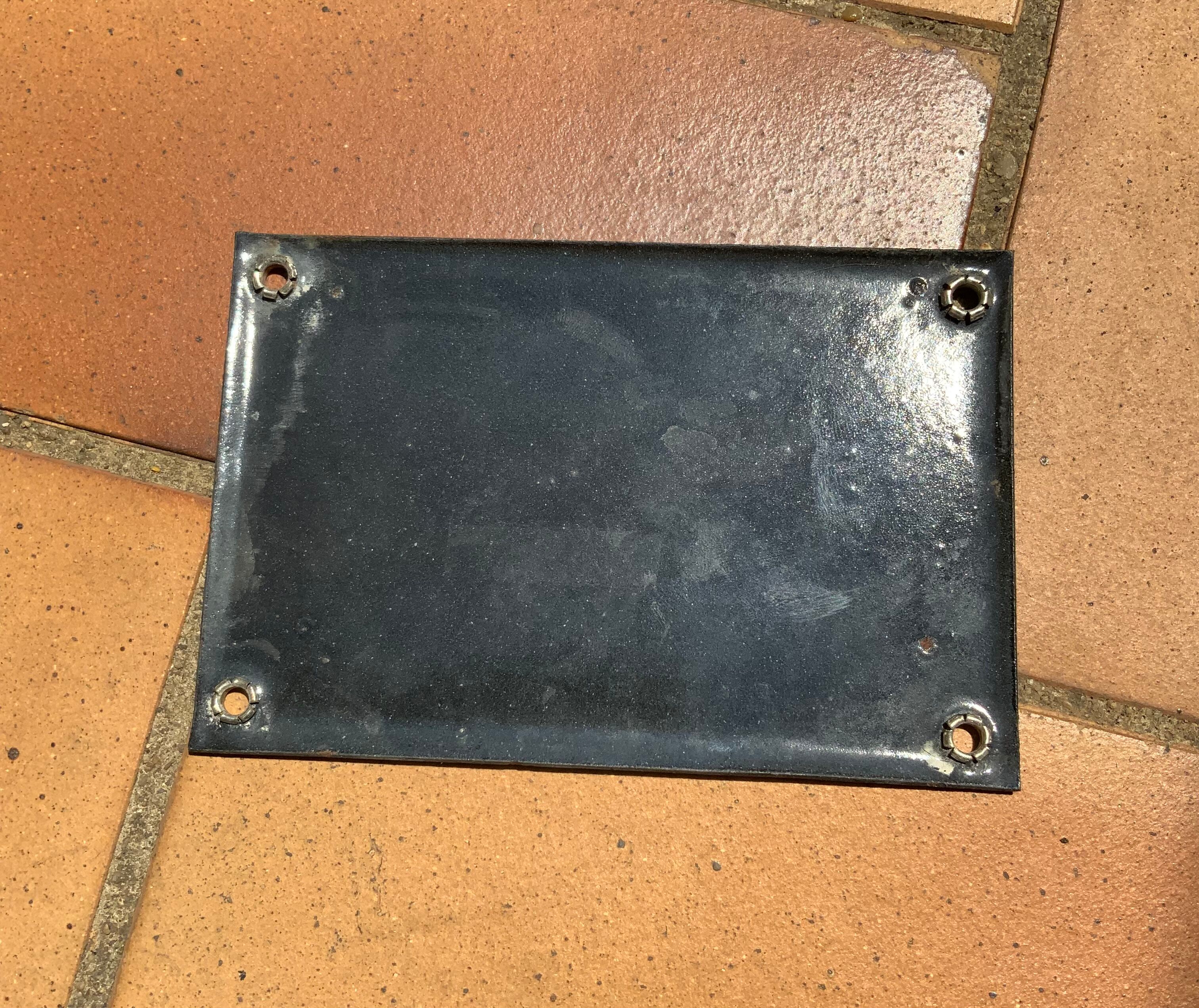 Street plate in blue and white