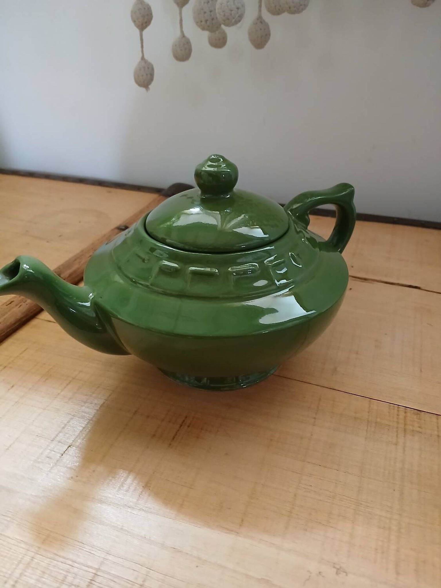 Théière verte en faïence