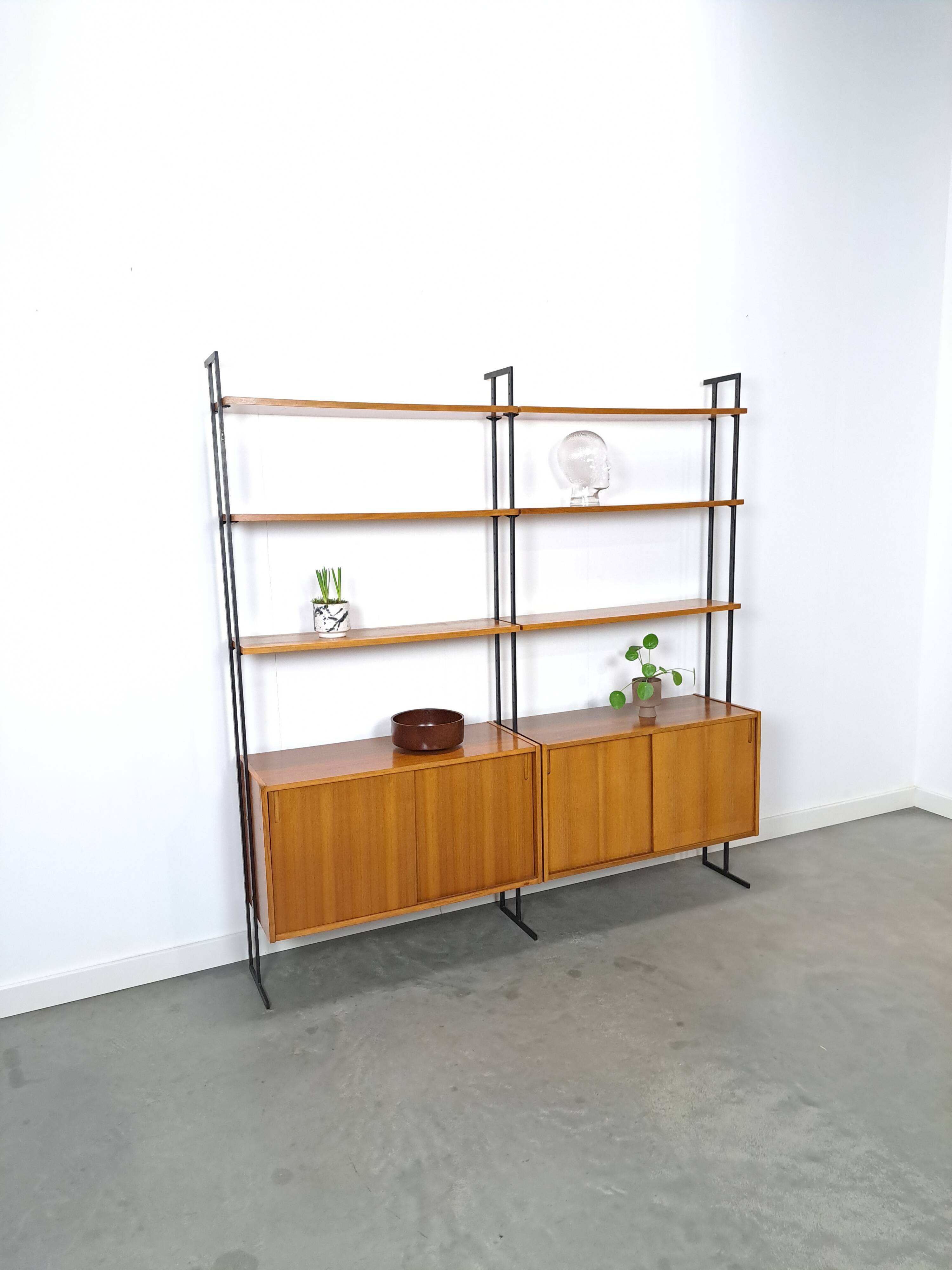 Modulair Omnia wandsysteem, Hilker, teak en zwart staal met legplanken