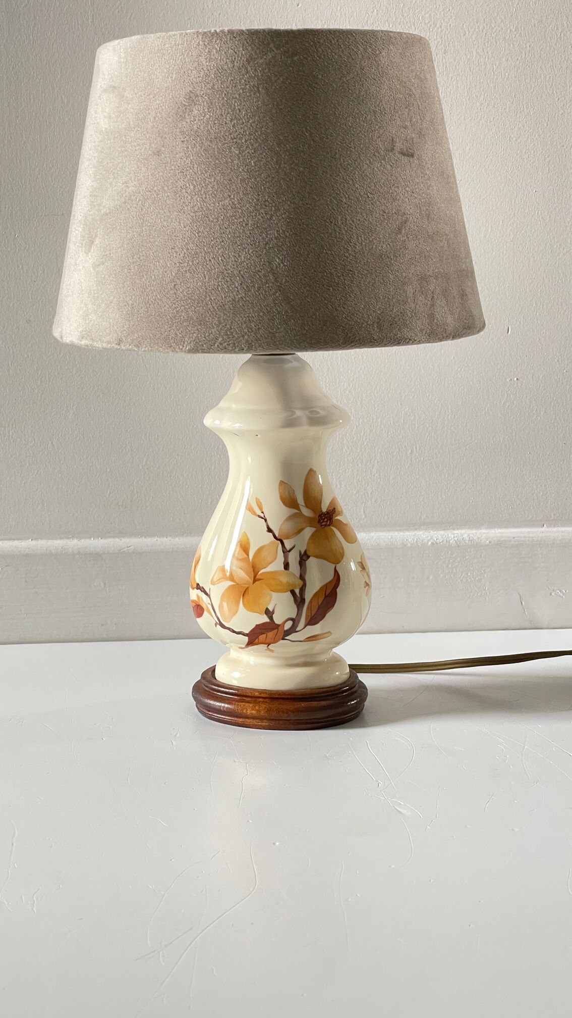 Lamp with vintage ceramic and velvet magnolias