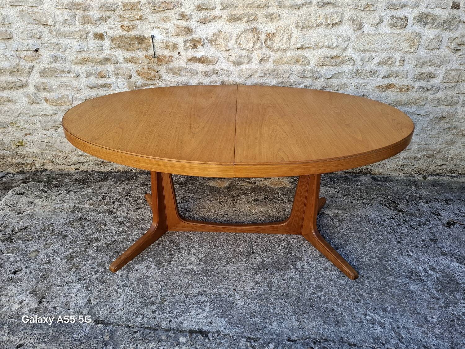 Baumann oval table