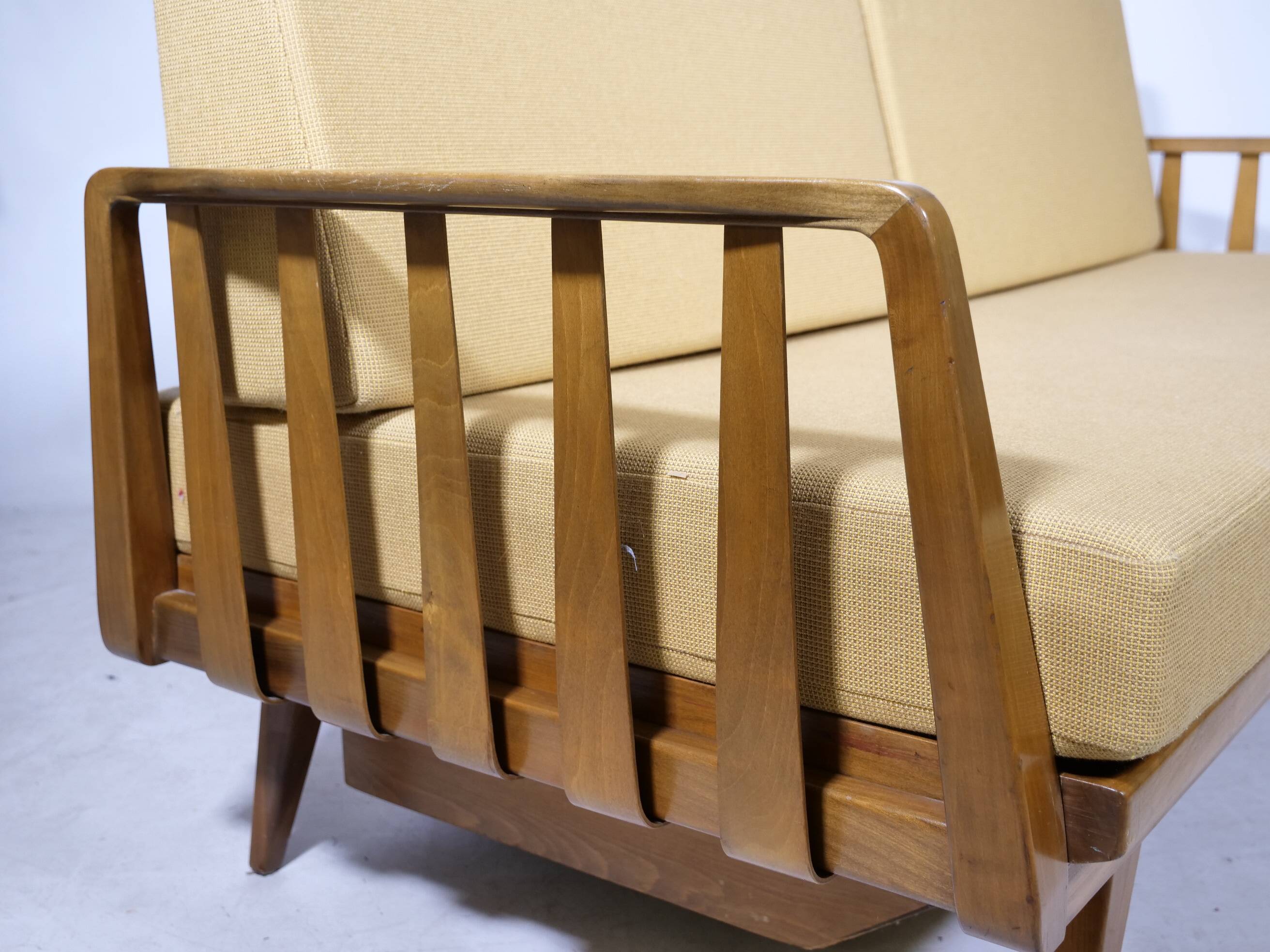 Lit de jour de style mid-century en bois de cerisier par Walter Knoll pour Knoll Antimott, années 1960.