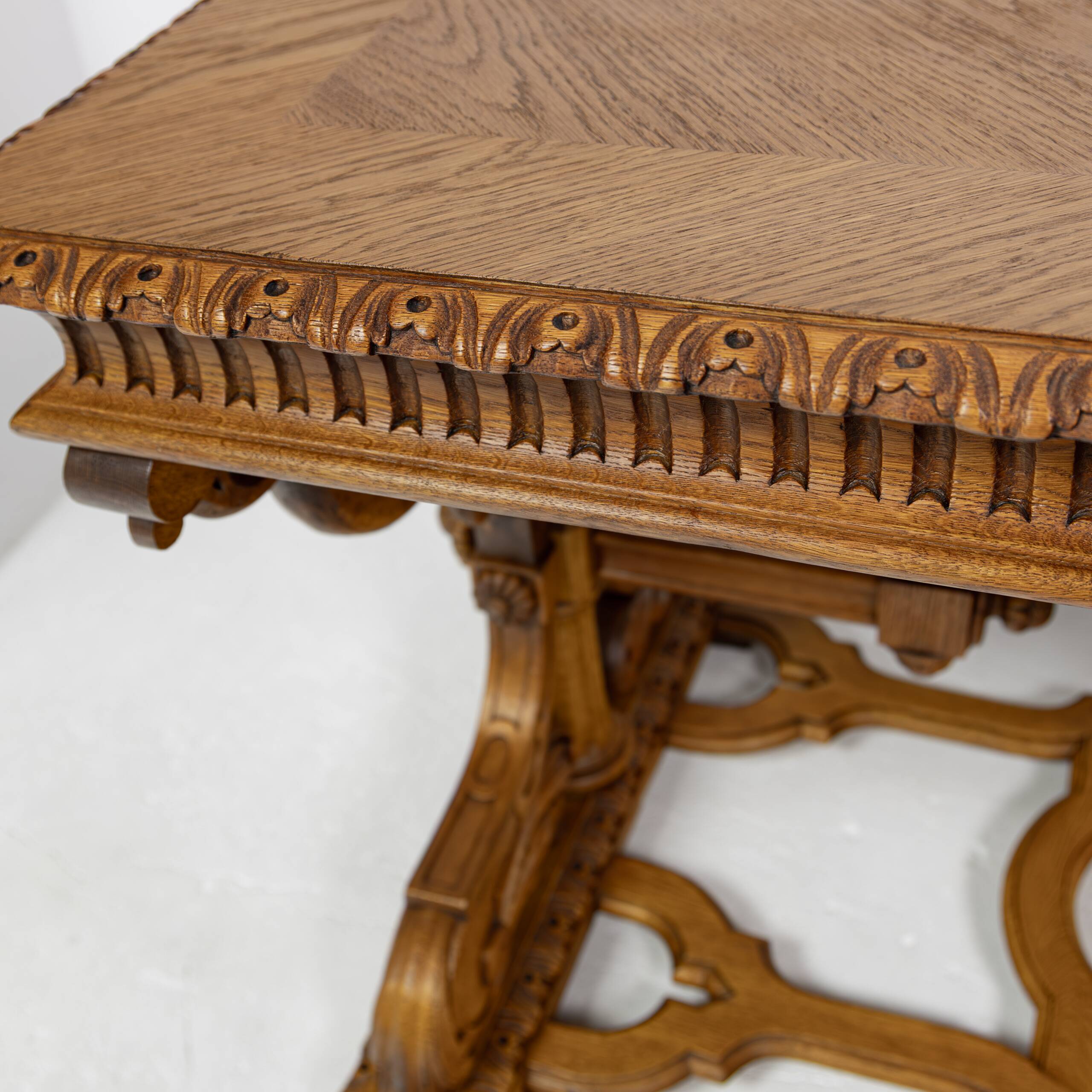 Table de bureau Néorenaissance en chêne 1880-1900