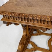 Table de bureau Néorenaissance en chêne 1880-1900