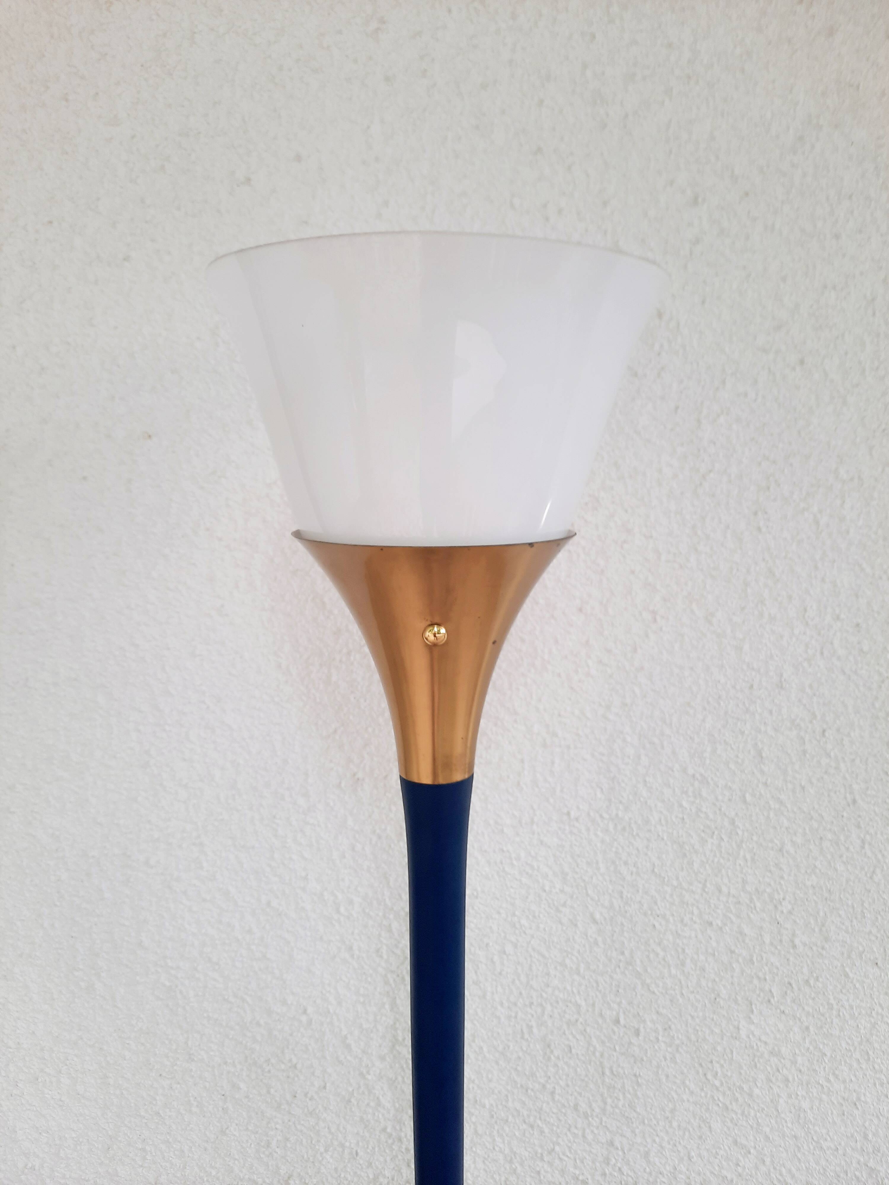 Torchiere floor lamp