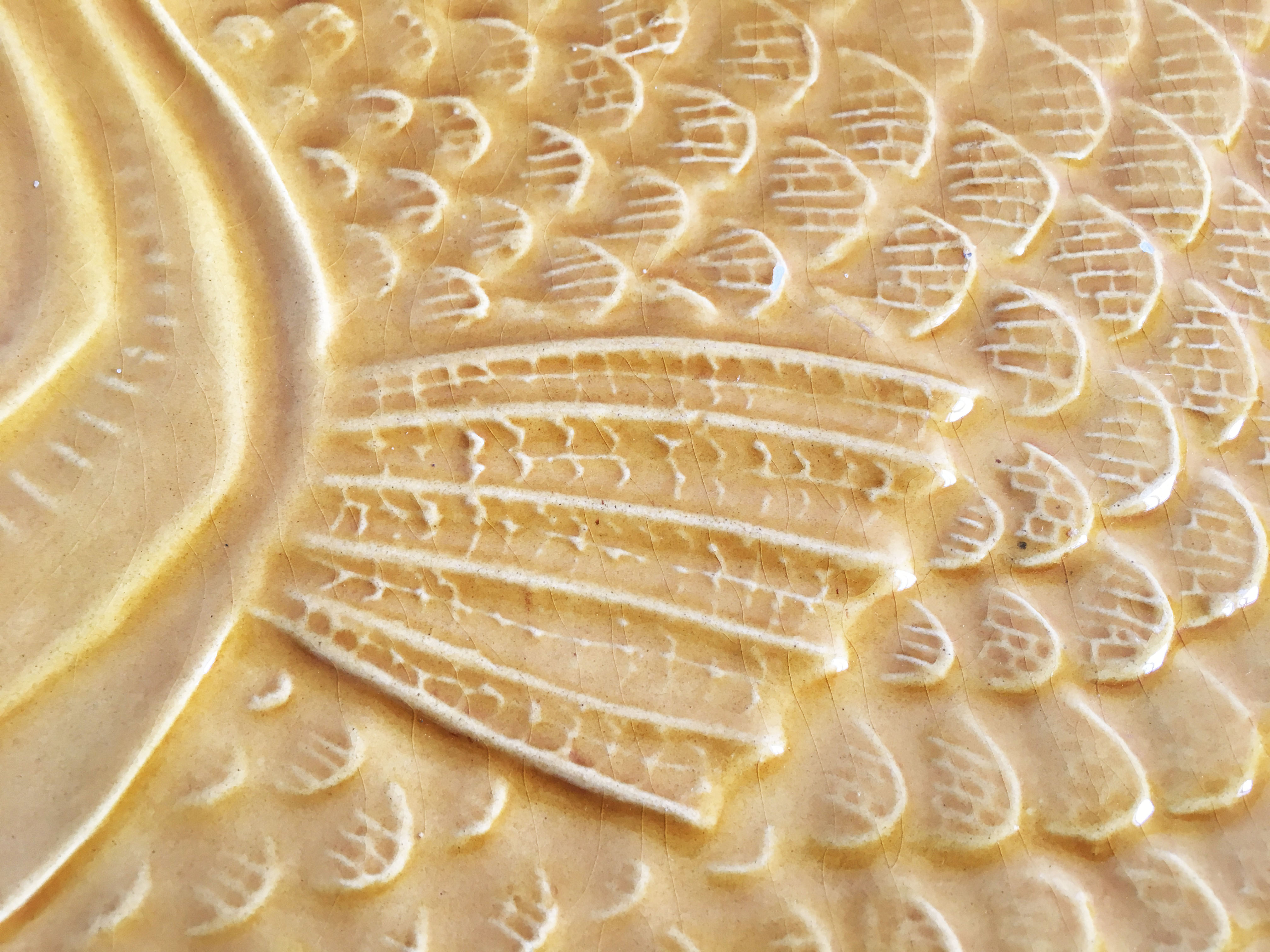 Plat jaune poisson céramique esprit Sarreguemines