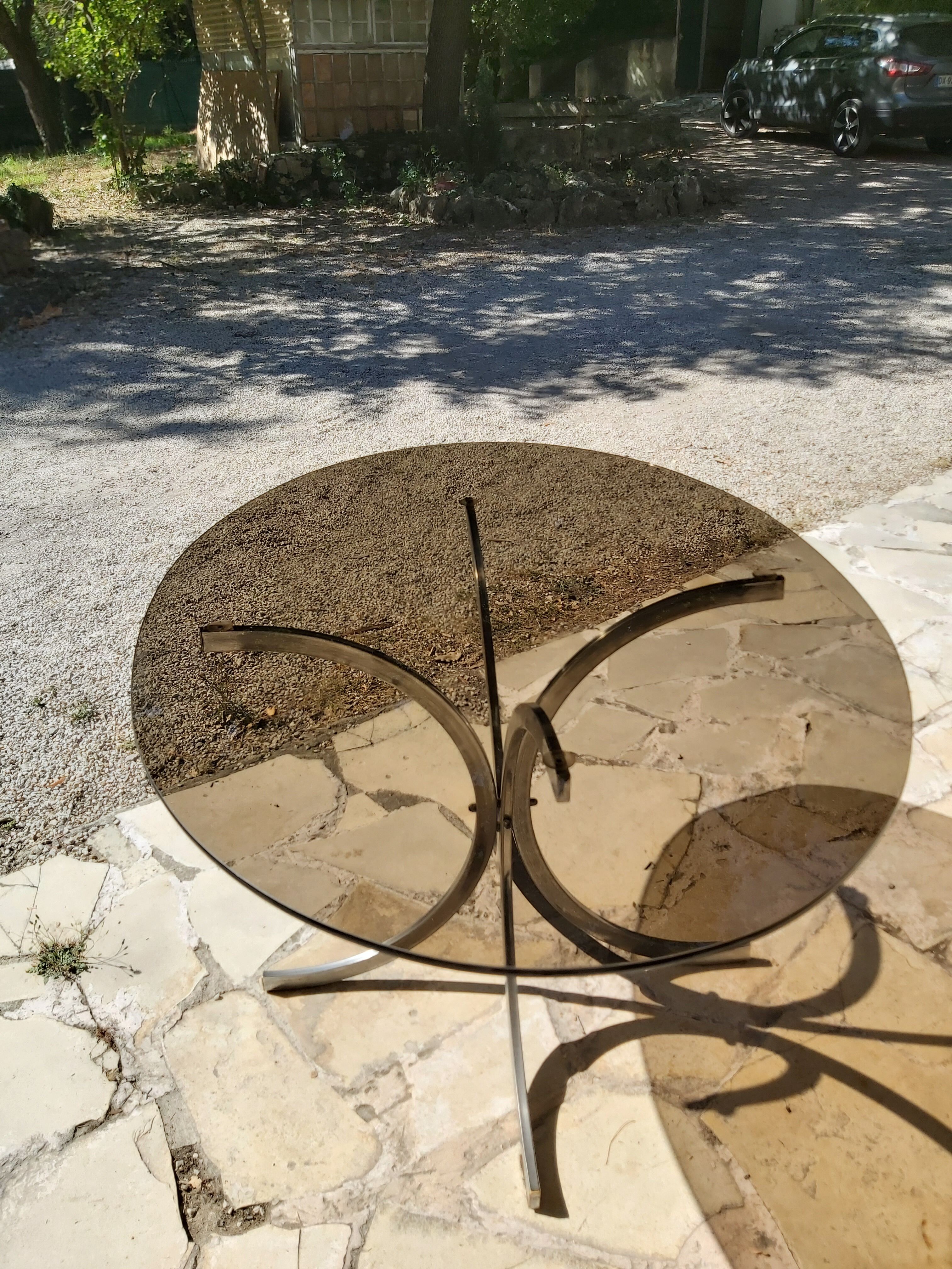 Table de salle a manger ovale en métal et verre fumé années 70