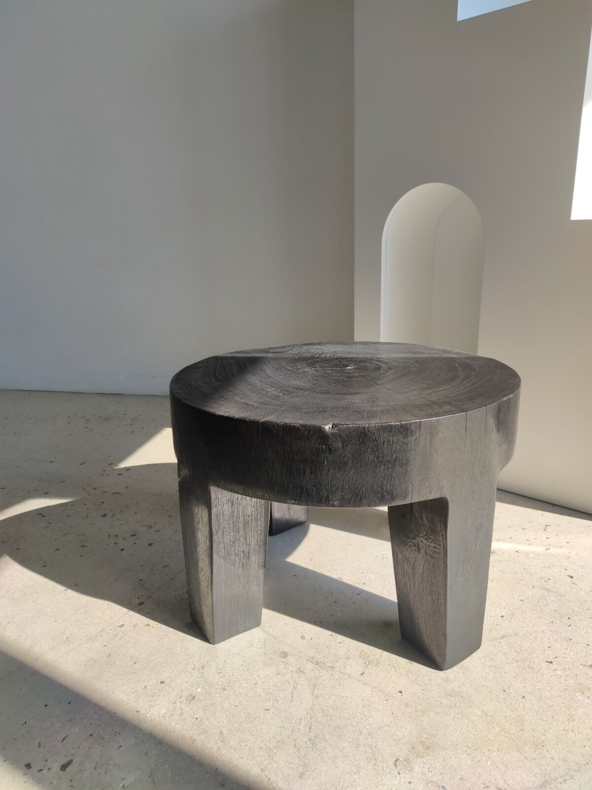 Quadripod coffee table in black monoxyl solid wood