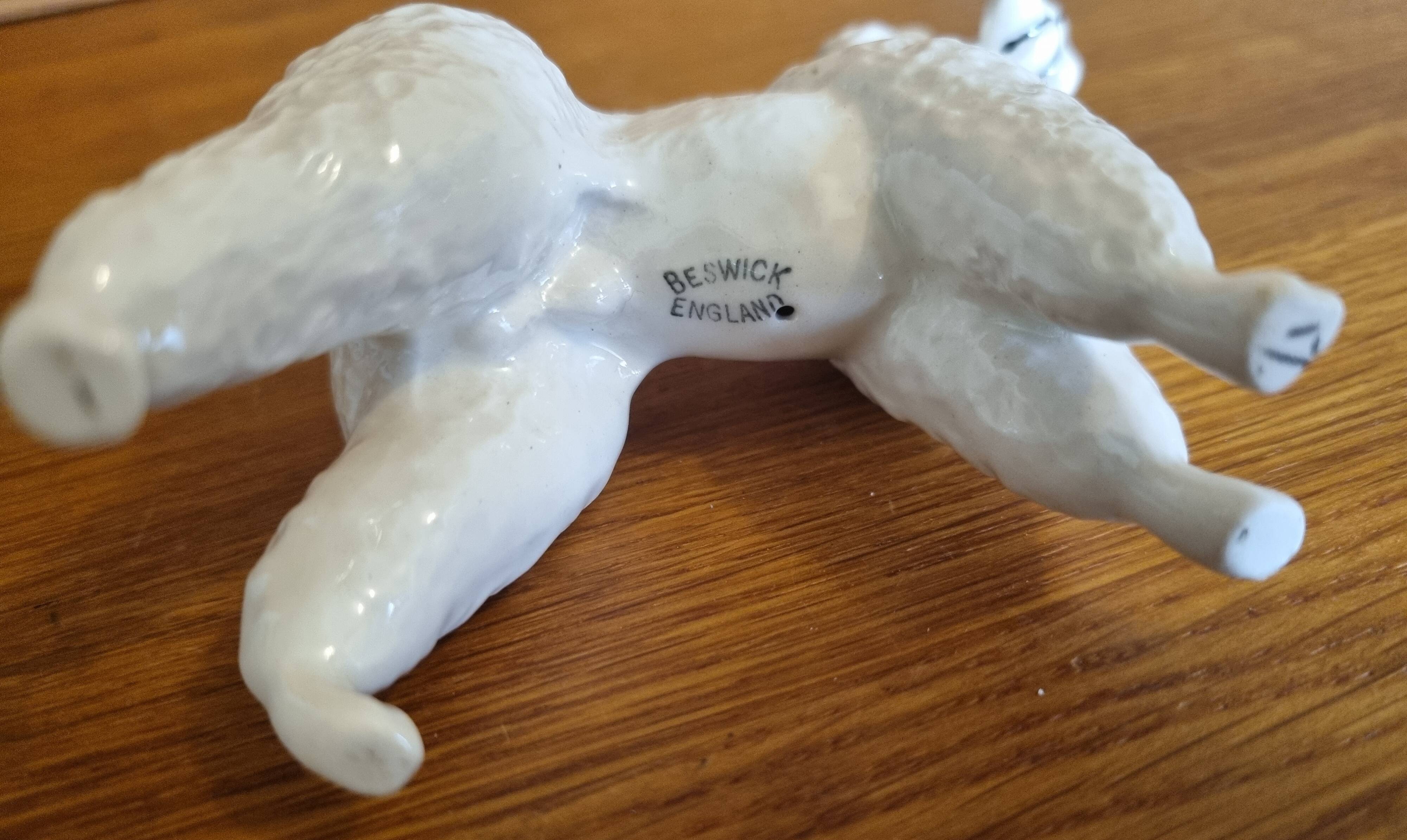 Figurine Chien Caniche en  Porcelaine Beswick England
