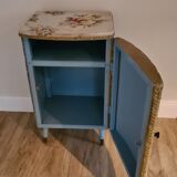 Meuble bleu pastel en rotin et tissu vintage