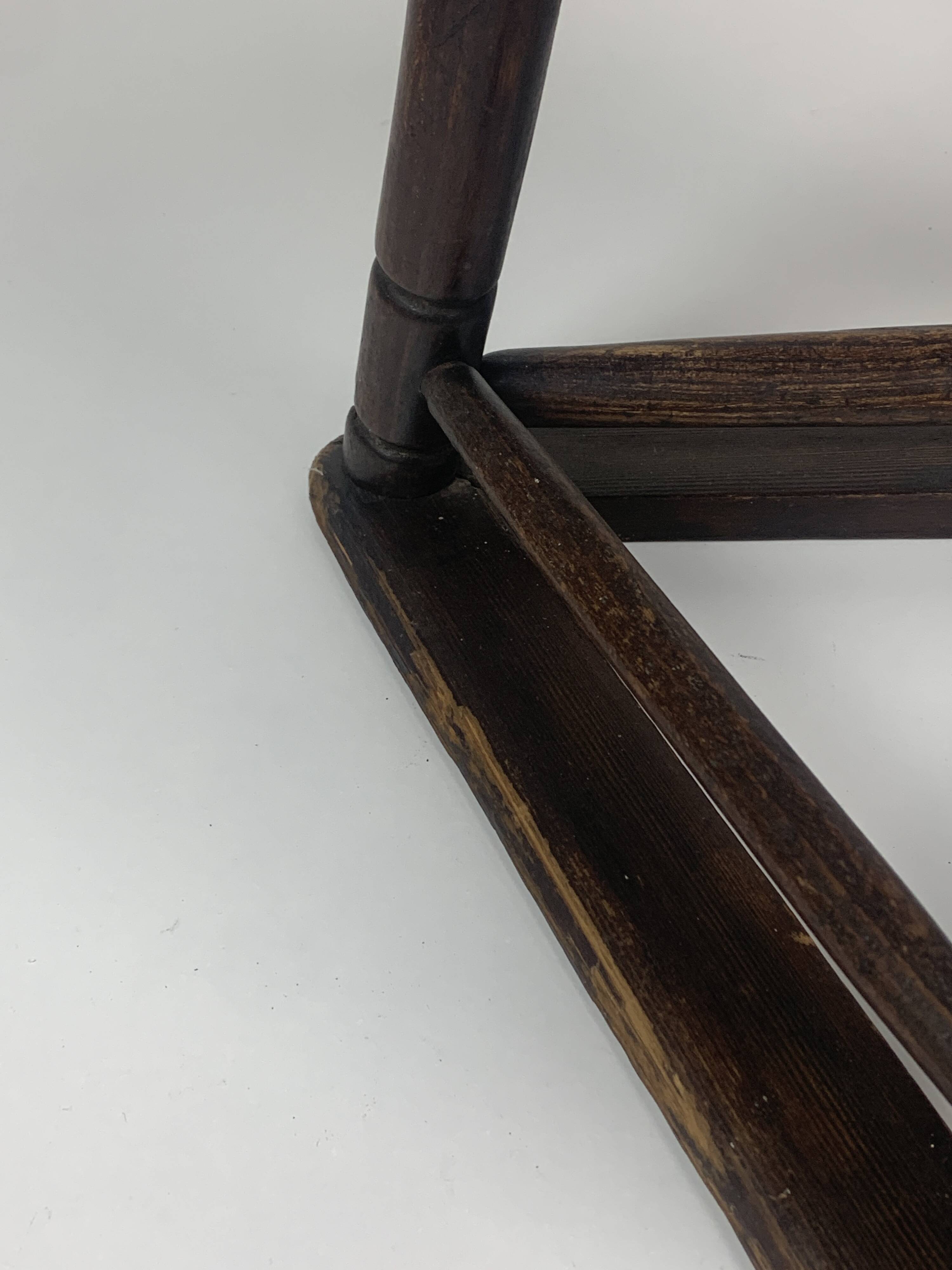 Tabouret tripode en bois ancien pour couteliers, bijoutiers et ouvriers