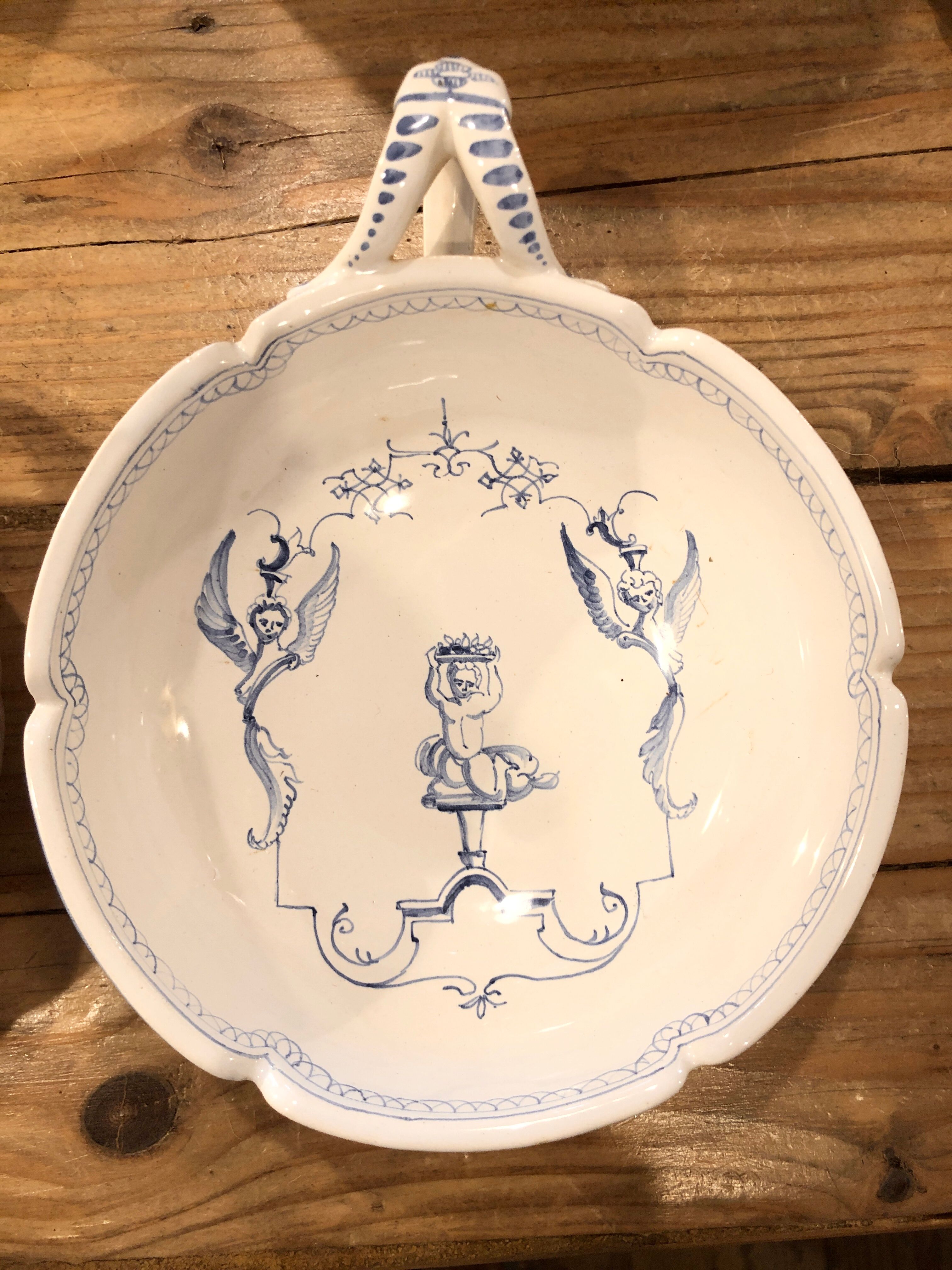 Moustiers decor plates à la berain