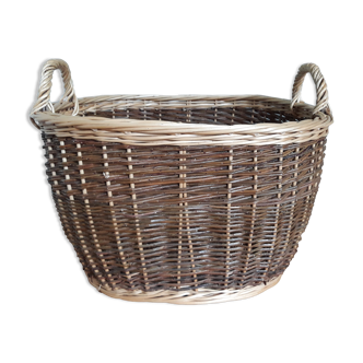 Very large oval laundry basket in two-tone braided wicker with handles