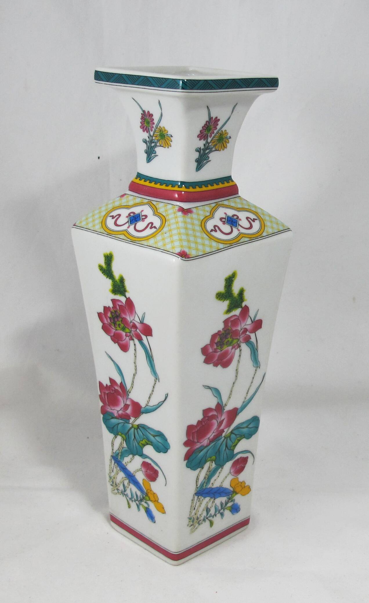 small famille rose vase in Chinese porcelain China