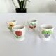 Quatre coquetiers vintage barbotine motifs fleurs et fruits porcelaine blanche