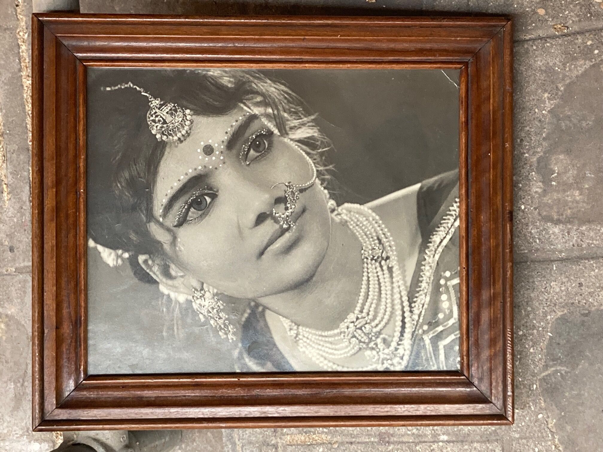 Woman with an enigmatic gaze (India 70s/80s)