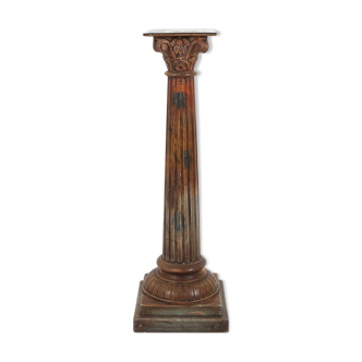 Vieille colonne corinthienne en bois