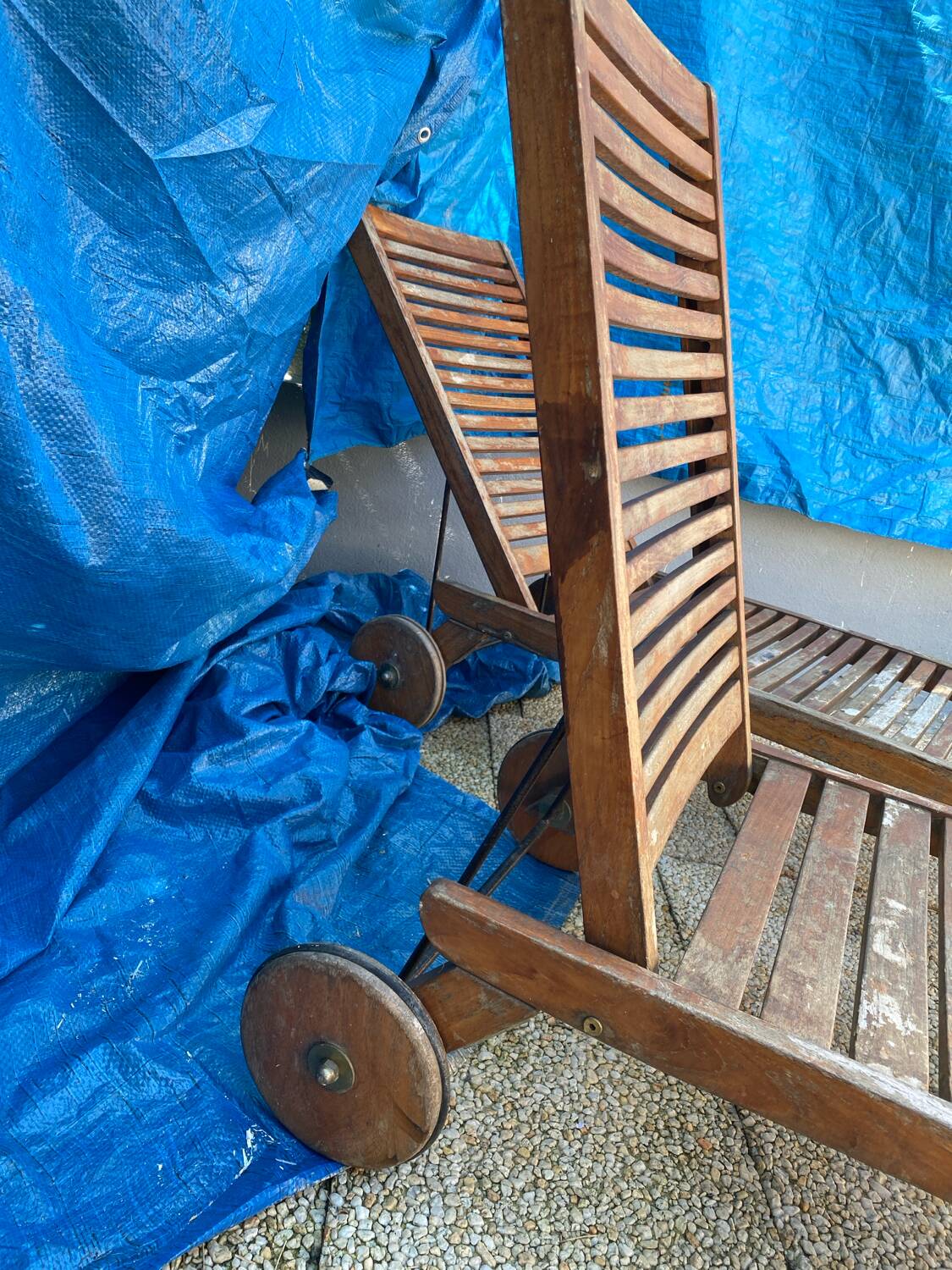 2 chaises longues en bois exotique