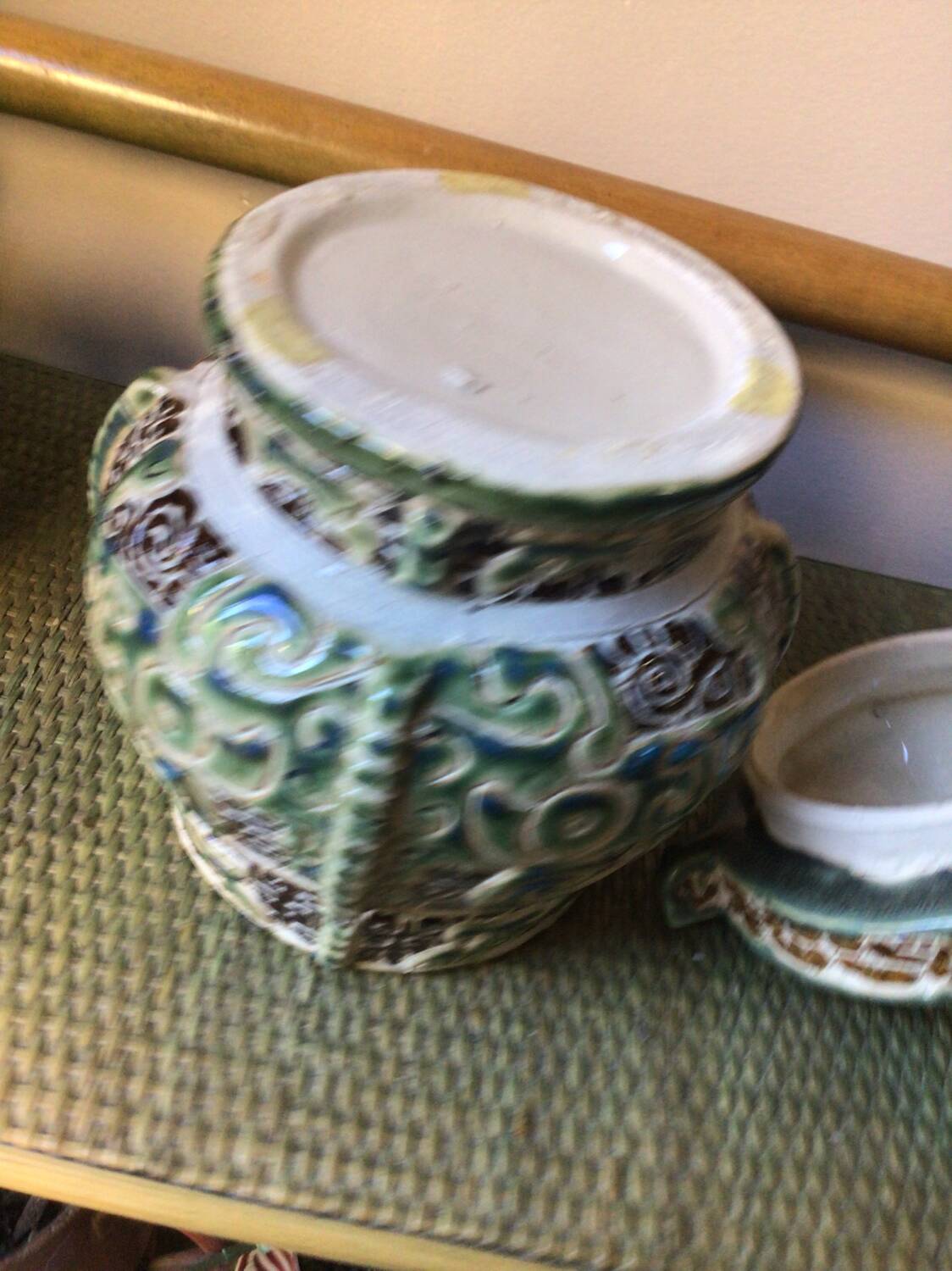 Stoneware pot with Asian decor