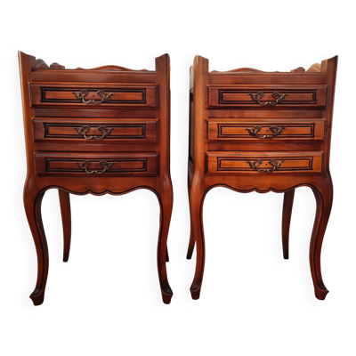 Paire de tables de chevet style Louis XV en noyer