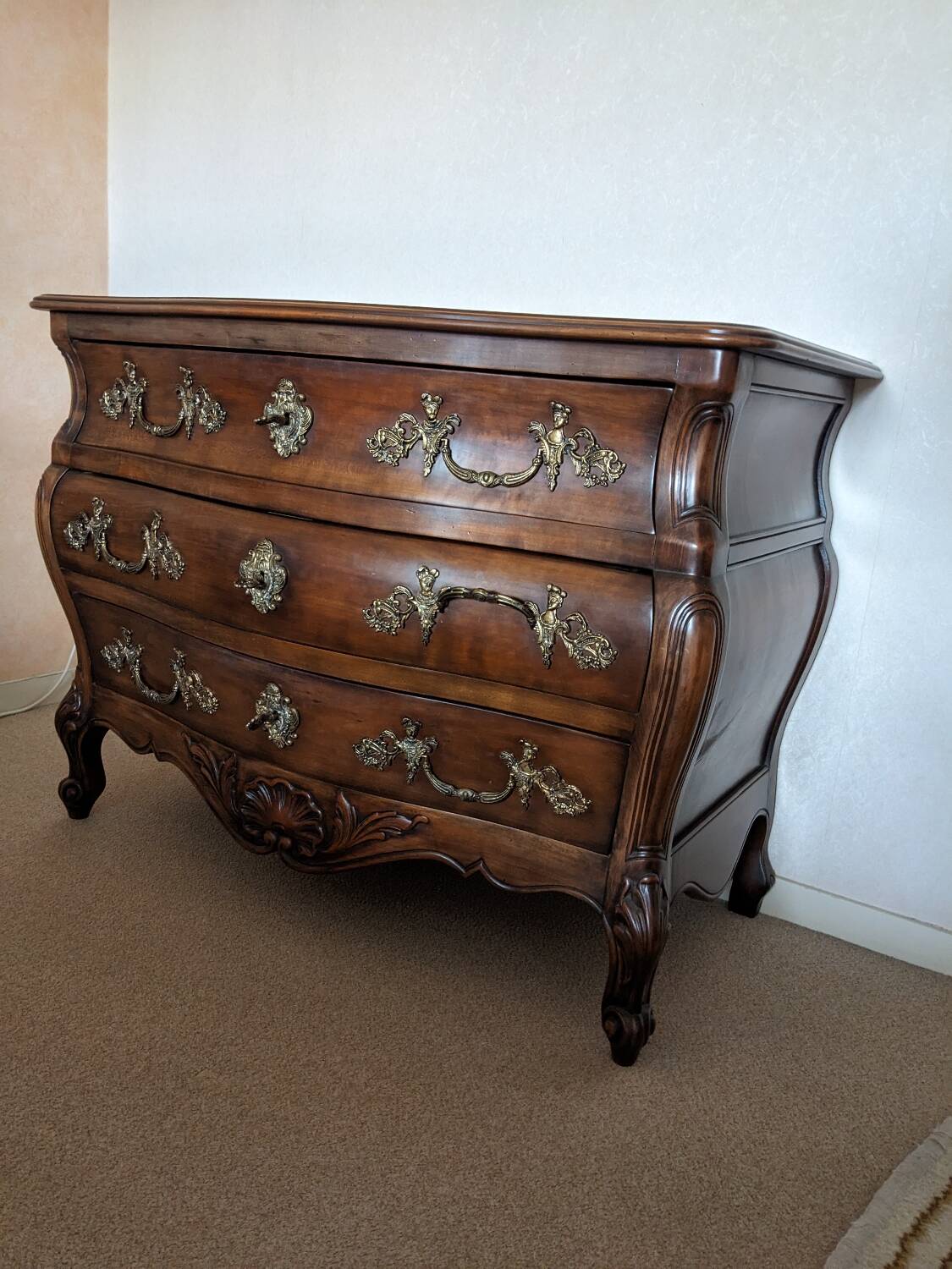 Curved chest of drawers