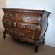 Commode galbée