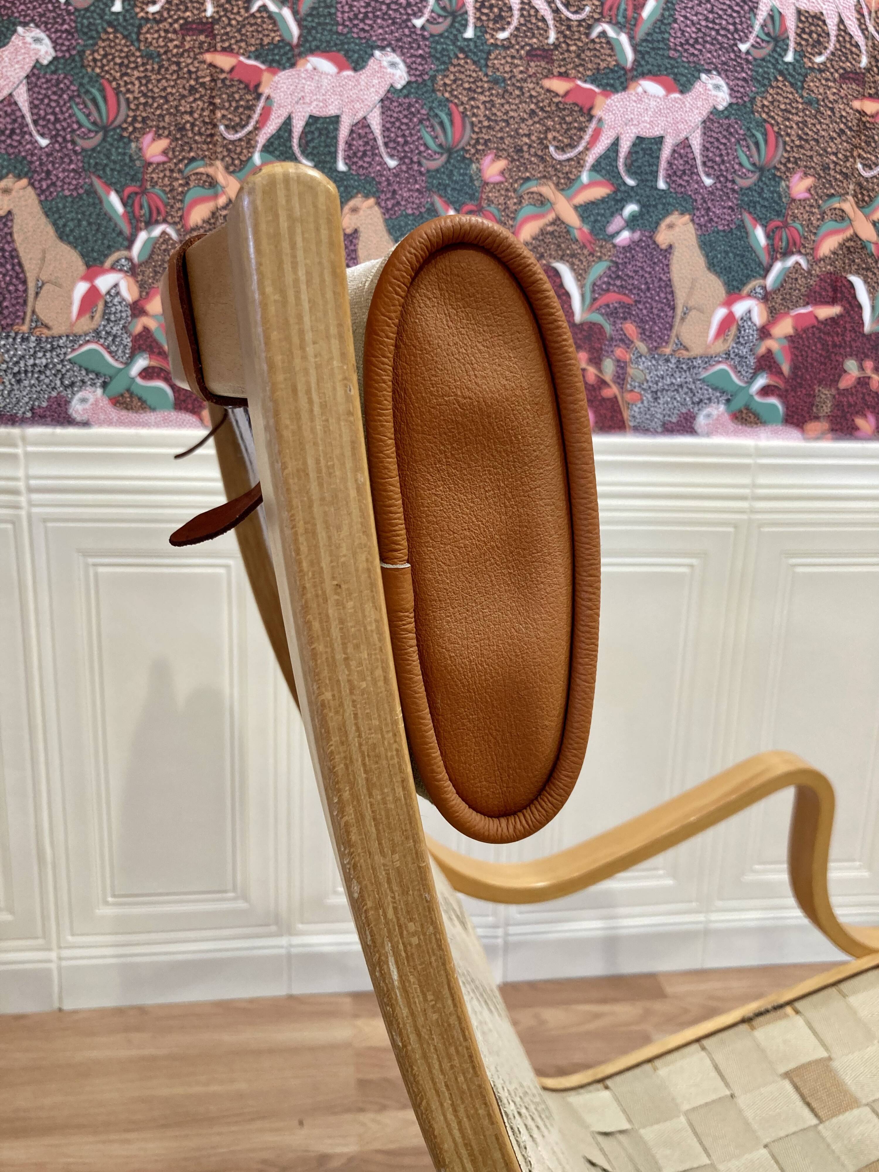 Grand fauteuil pivotant et son ottoman "design scandinave".