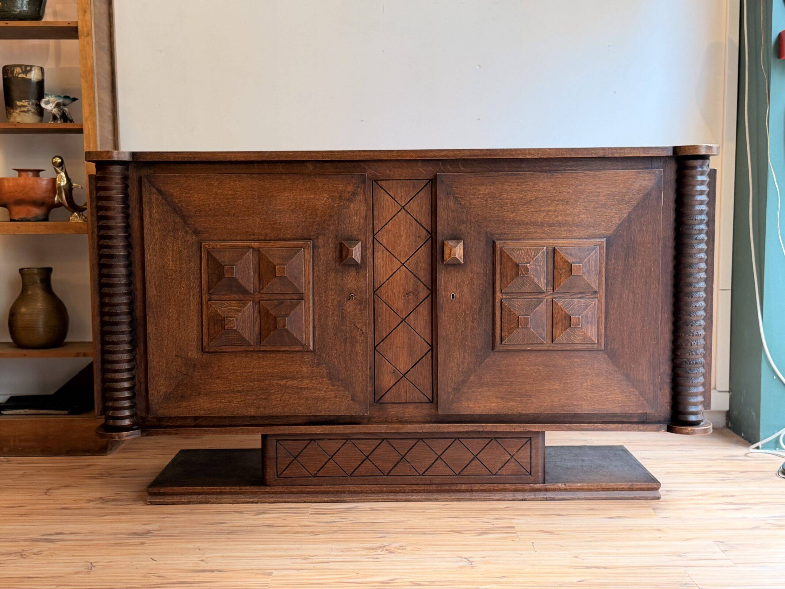 Buffet art déco, travail français vers 1940, dans l’esprit de Charles Dudouyt