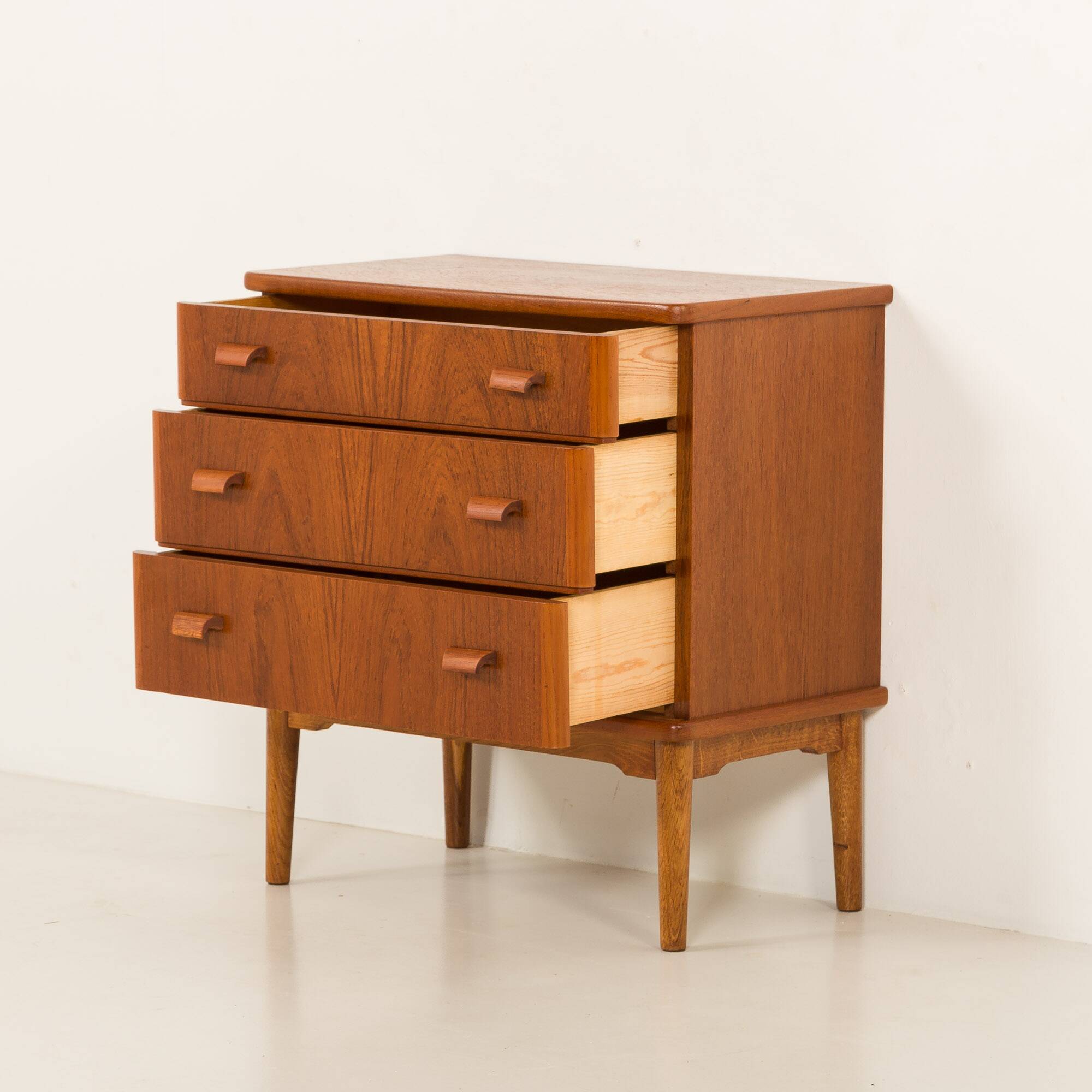 Petite commode danoise ou coffre d'entrée, années 1960