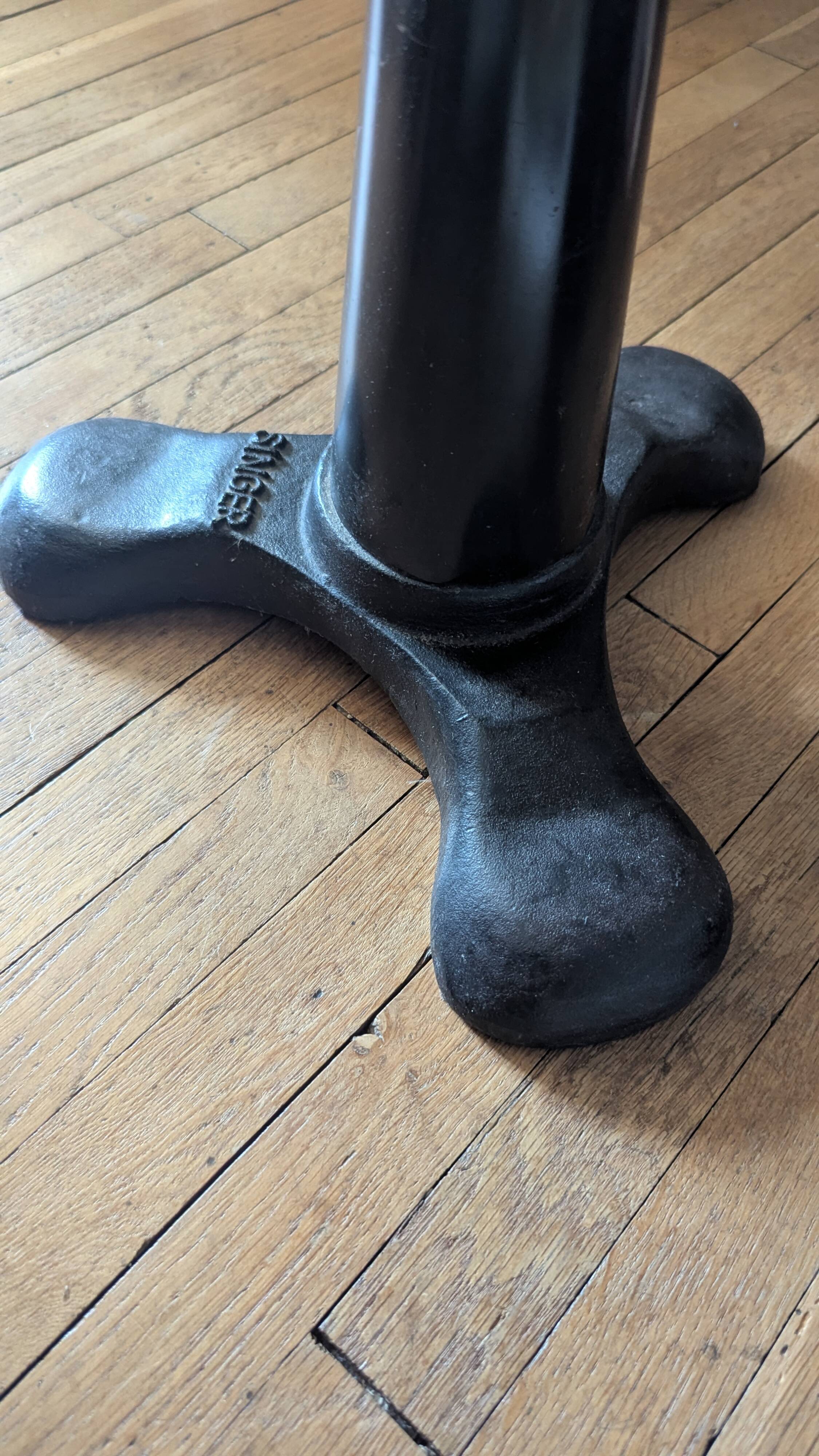 Tabouret en fonte Singer