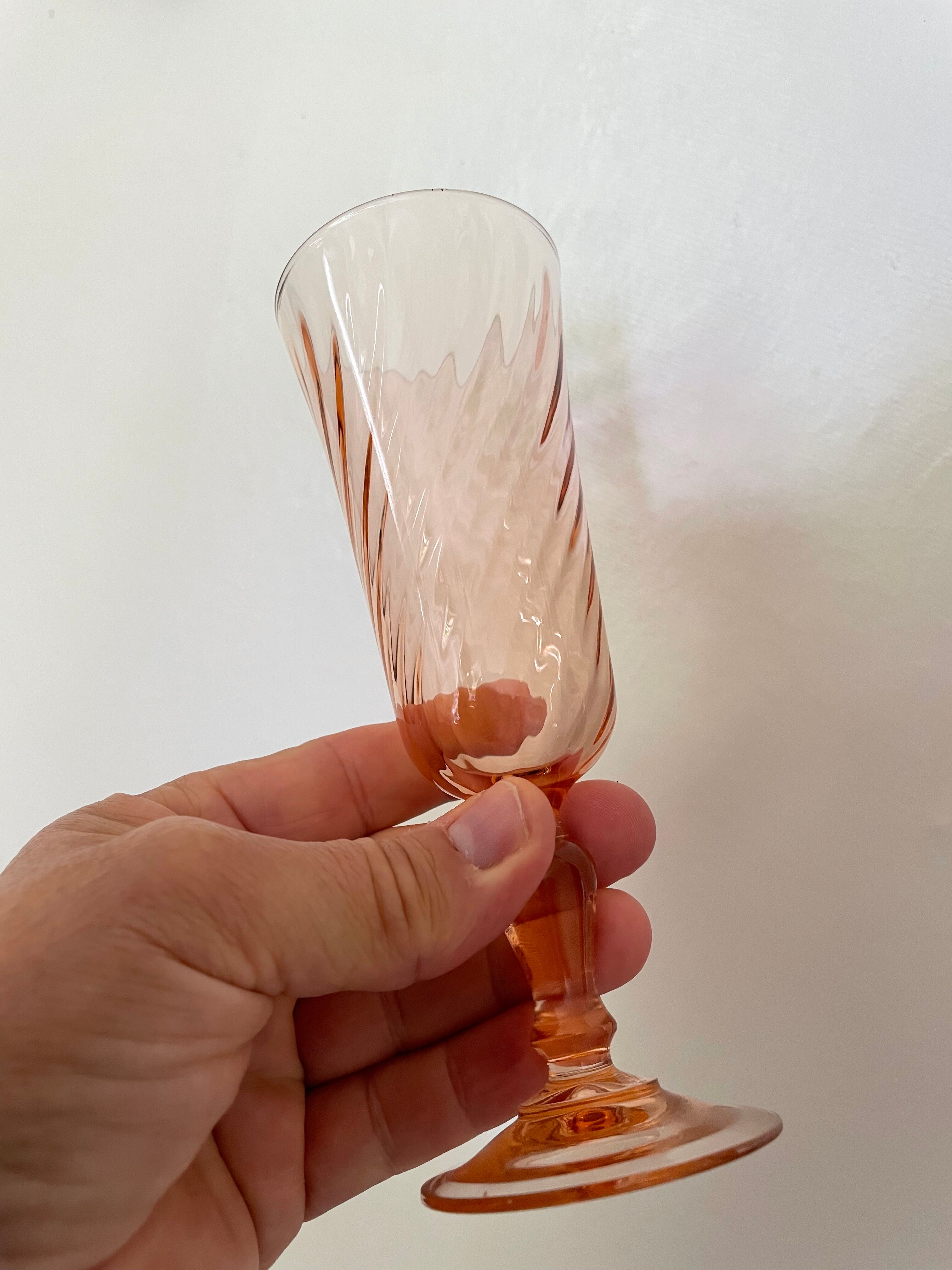 Champagne flutes in pink glass from Arcoroc Luminarc model Rosaline.