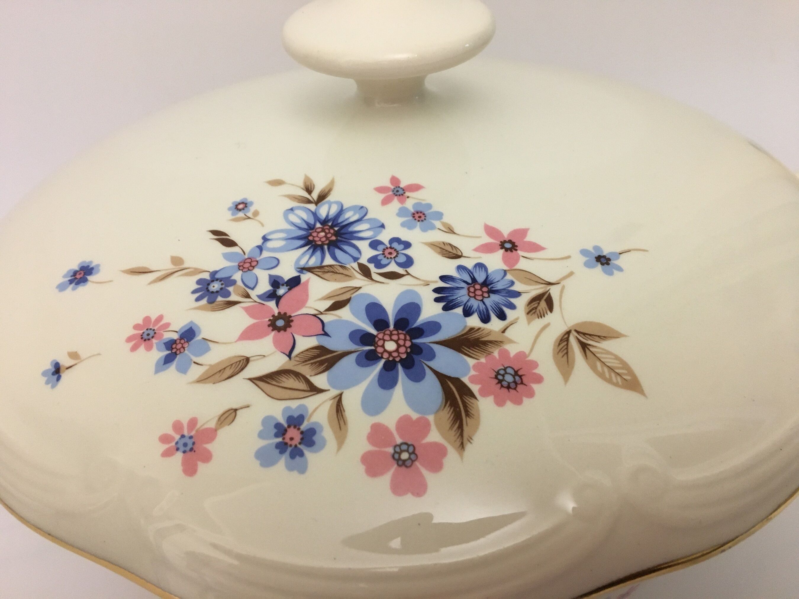 Soup pot "Gien" with spring flower motifs