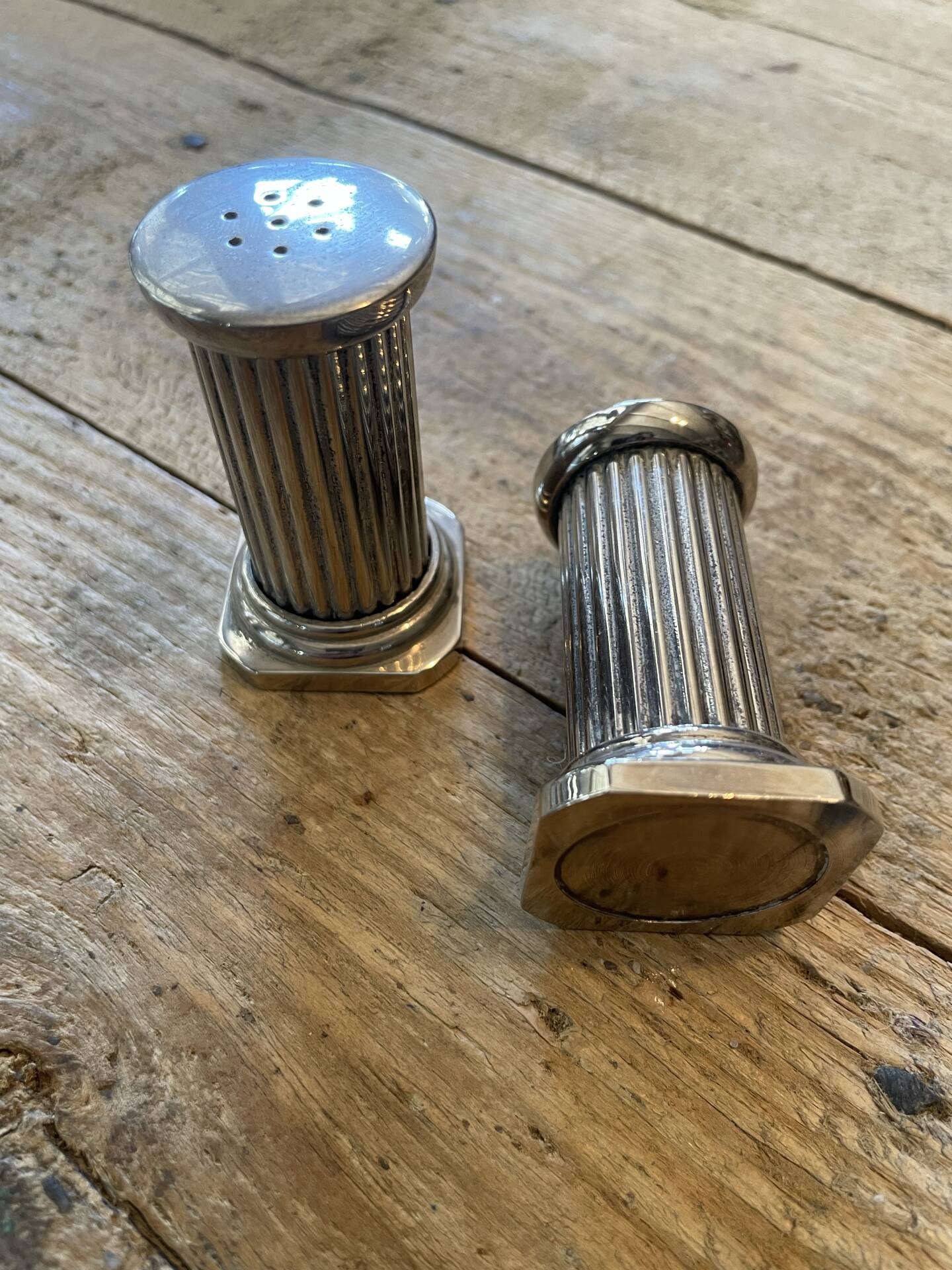 Salière et poivrière ancien en forme de colonne