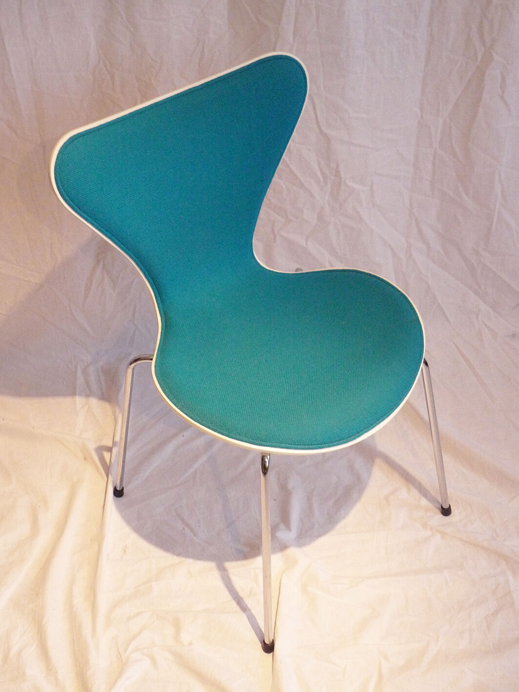 Chaise modèle 3107 tissu turquoise design Jacobsen, édition Fritz hansen
