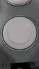 3 assiettes en porcelaine blanche et liseré vert
