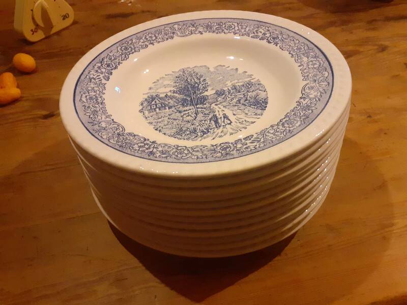 Set of 6 vintage English style soup plates