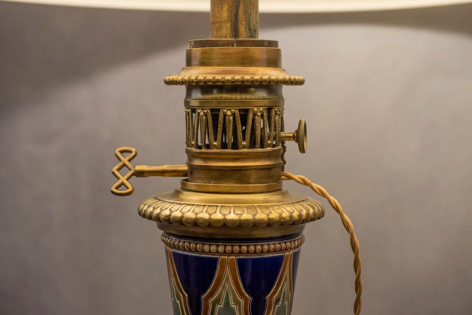 Paire de vases Longwy montés en lampe avec monture en bronze doré, fin XIXe