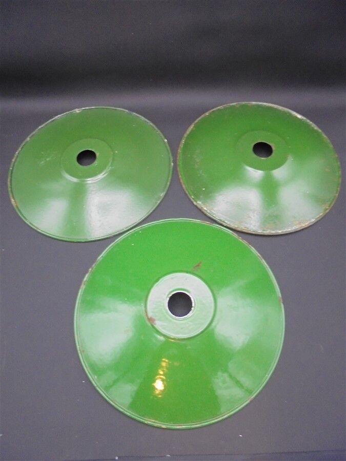 Trio of green suspensions in enamelled sheet metal