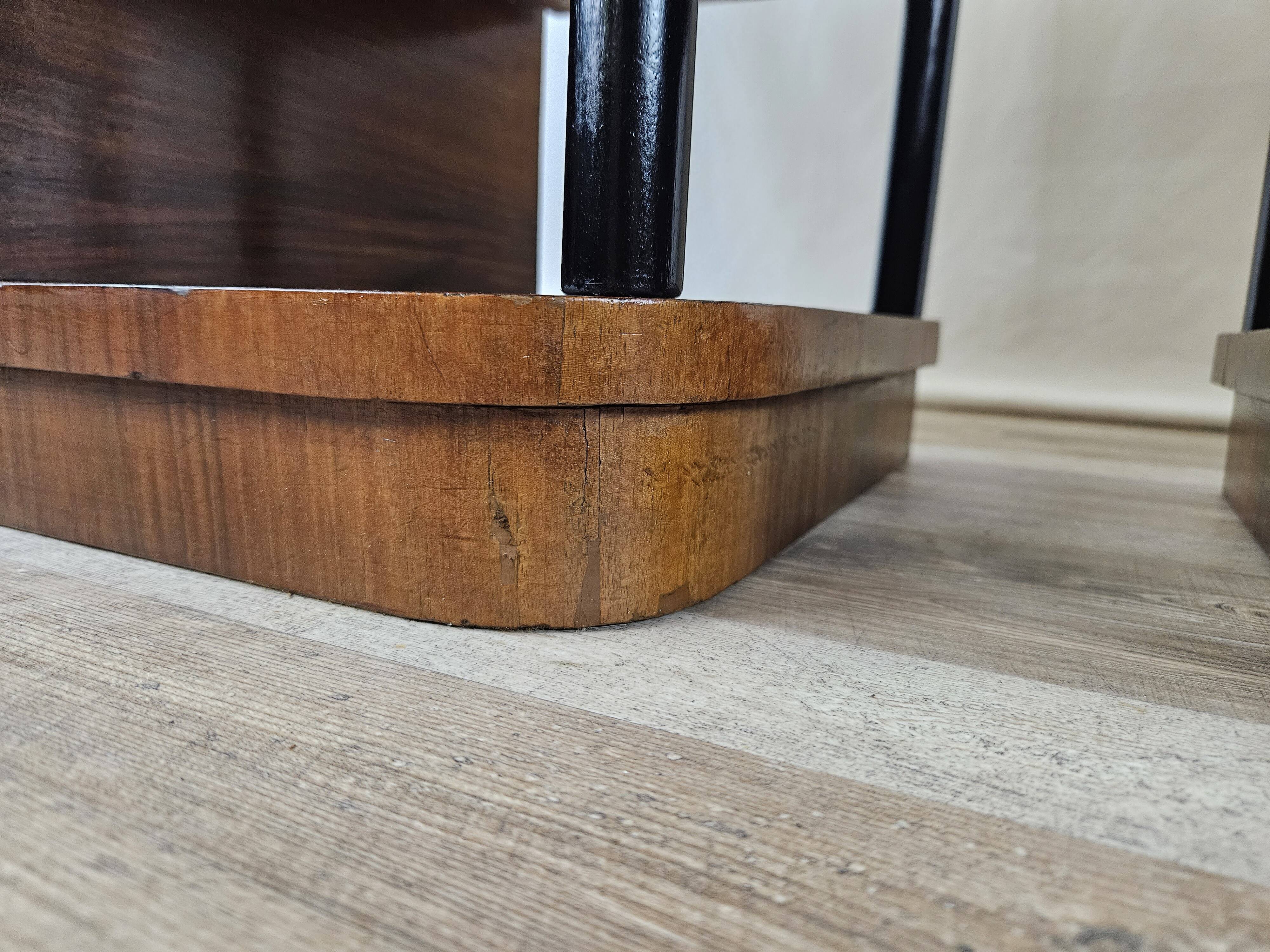Pair of Art Decò bedside tables in walnut and thuja