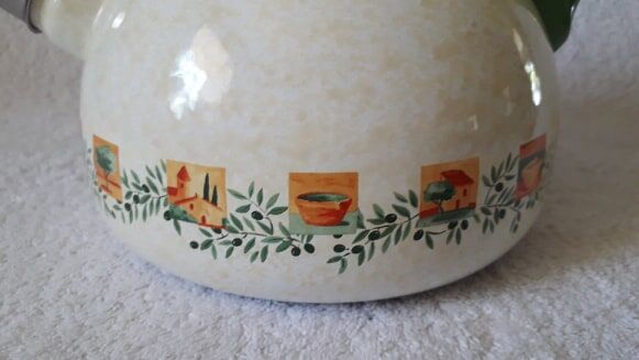Enamelled metal and bakelite kettle 1950/1960