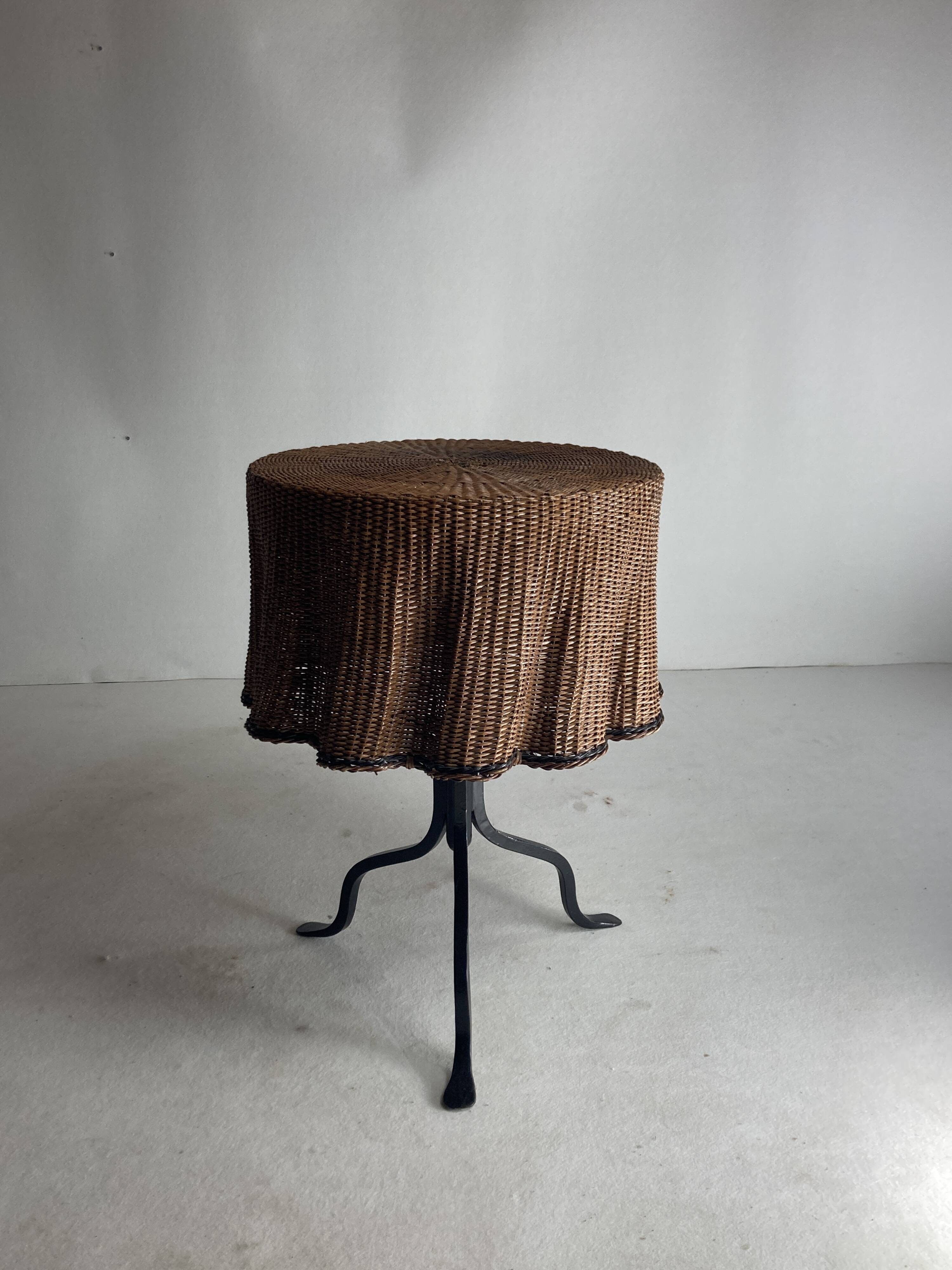 Table d'appoint ondulée en trompe-l'oeil en osier et rotin, 1960