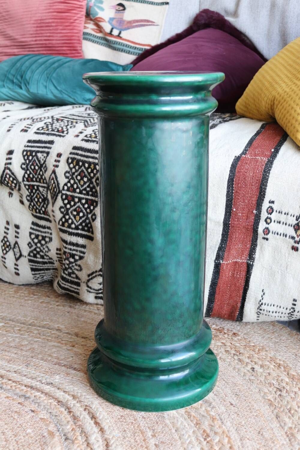 Pedestal column in green ceramic with flower and fruit decoration