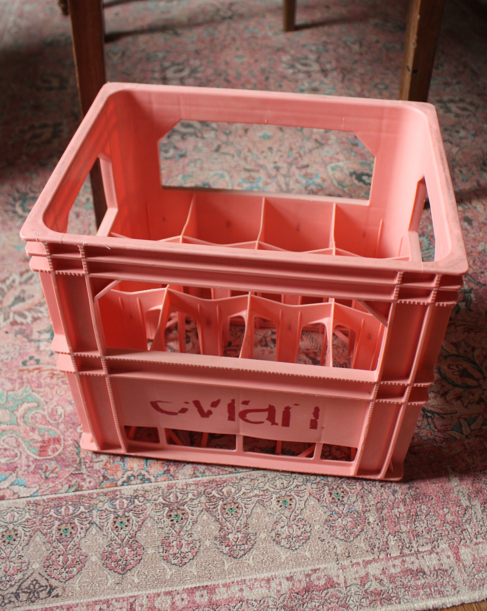 Locker 12 bottles Evian pink plastic