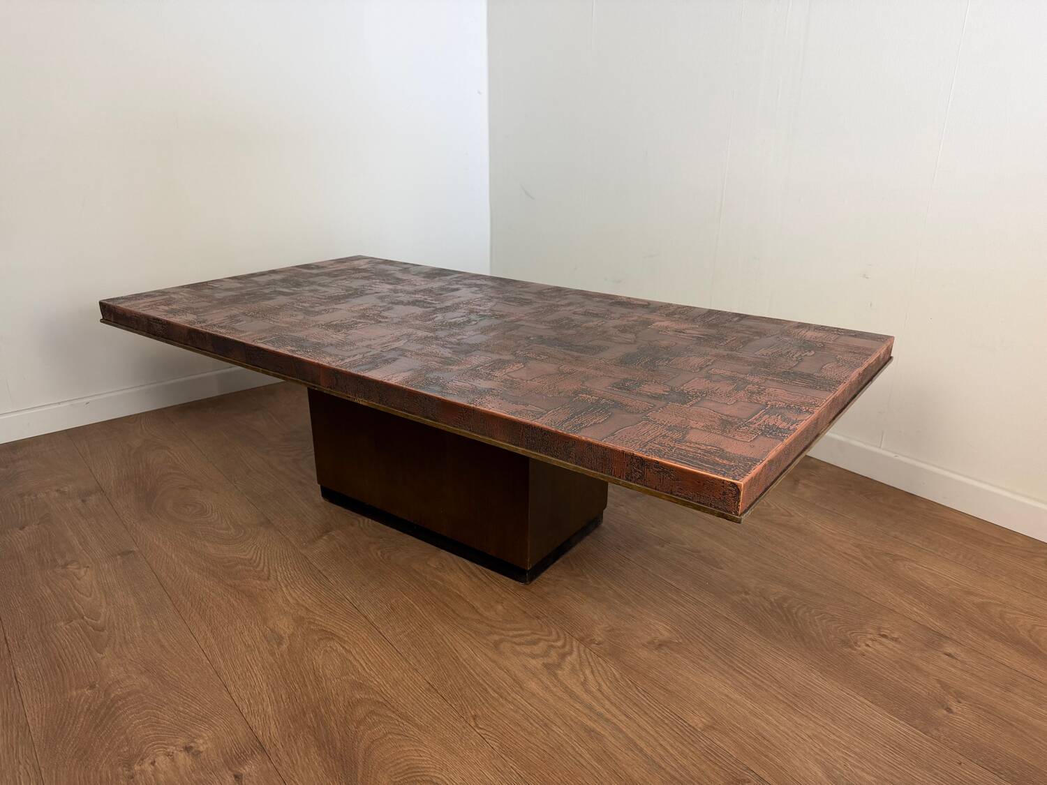 Brutalist coffee table, hammered copper 70 – in the style of H. Lilienthal.