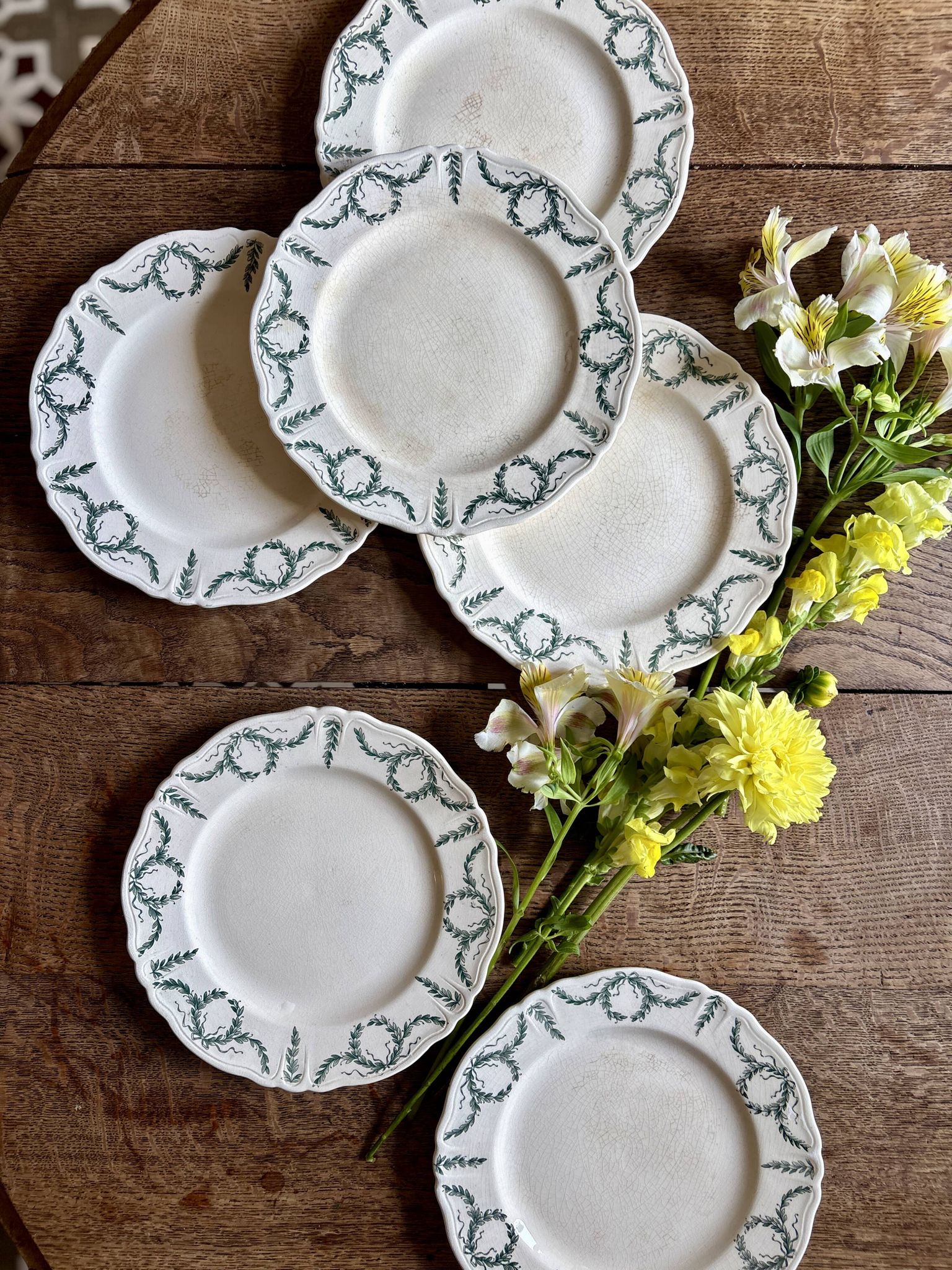 Superb set of 6 vintage dessert plates from the Longchamp factory.