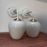 Paire d’appliques vintage en opaline blanche