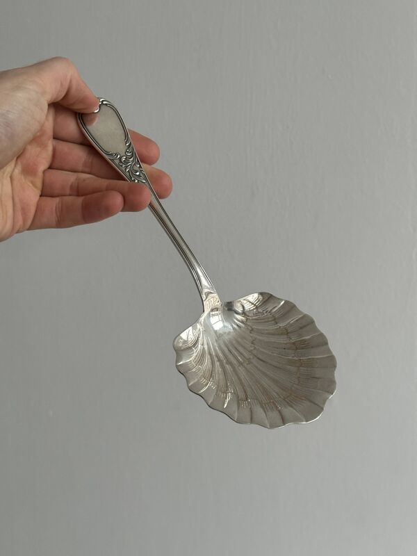 pelle en métal argenté coquillage