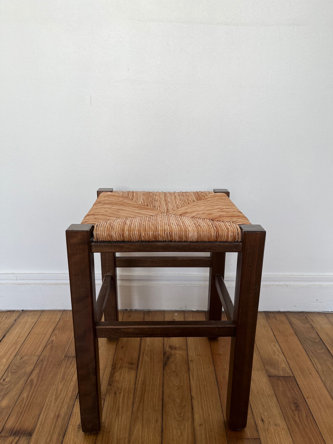 Tabouret en bois paillé