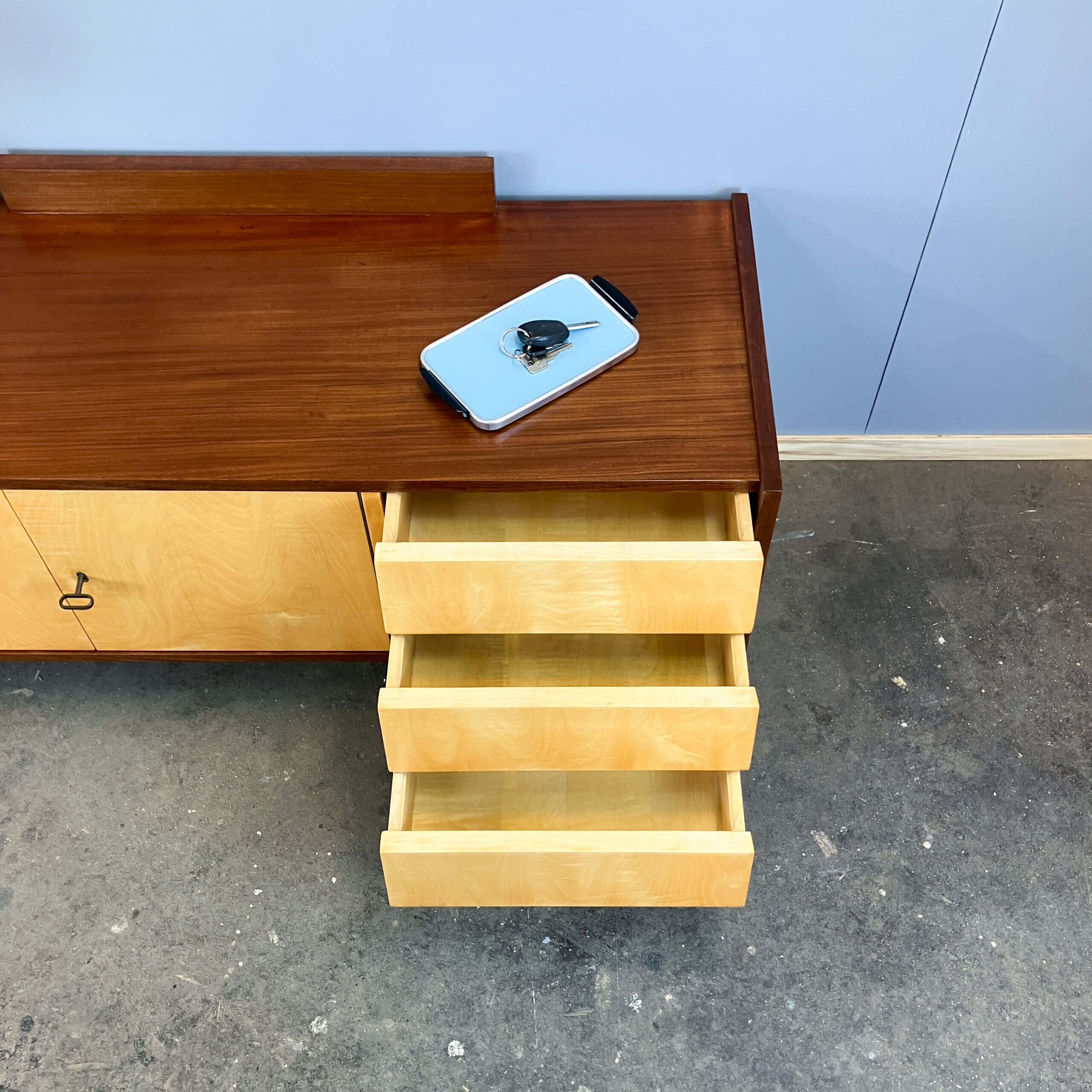 Lowboard, petit meuble de hall avec tiroirs, érable rayé, années 1960