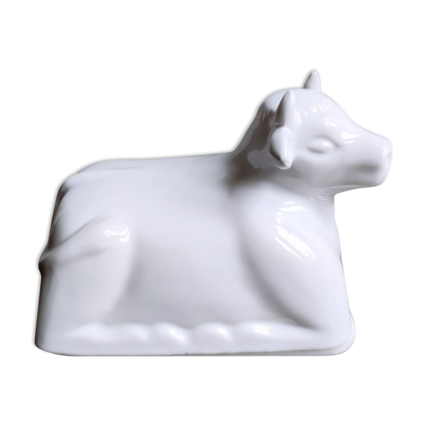 Cow-shaped butter dish